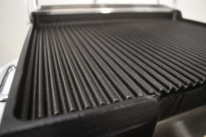 Omcan 19936 Single Panini Grill with Grooved Plates 12" x 15" Cooking Surface – 120V, 1800W